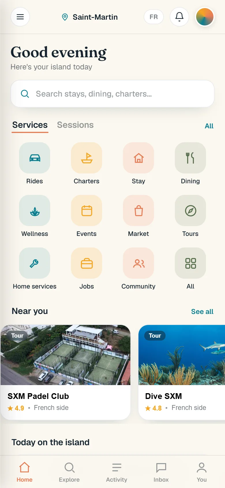 L’écran d’accueil de l’app : une barre de recherche, des tuiles de services de Trajets à Communauté, et des lieux près de vous.