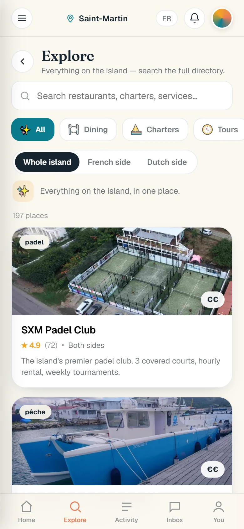 Explorer : l’annuaire de l’île avec des filtres par métier, un basculement côté français et côté néerlandais, et la fiche d’un club de padel.